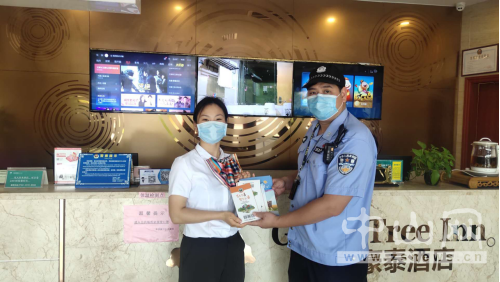 阜沙鎮(zhèn)禁毒信息〔2020〕第155期--阜沙禁毒宣傳活動走進重點行業(yè)場所(2020.10.27 ）5