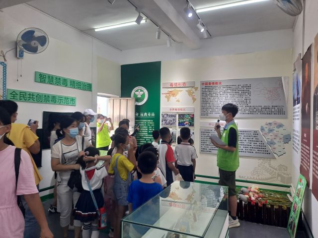 三鄉(xiāng)鎮(zhèn)開(kāi)展“拒絕毒品，你我同行“禁毒教育基地參觀活動(dòng)照片1.jpg